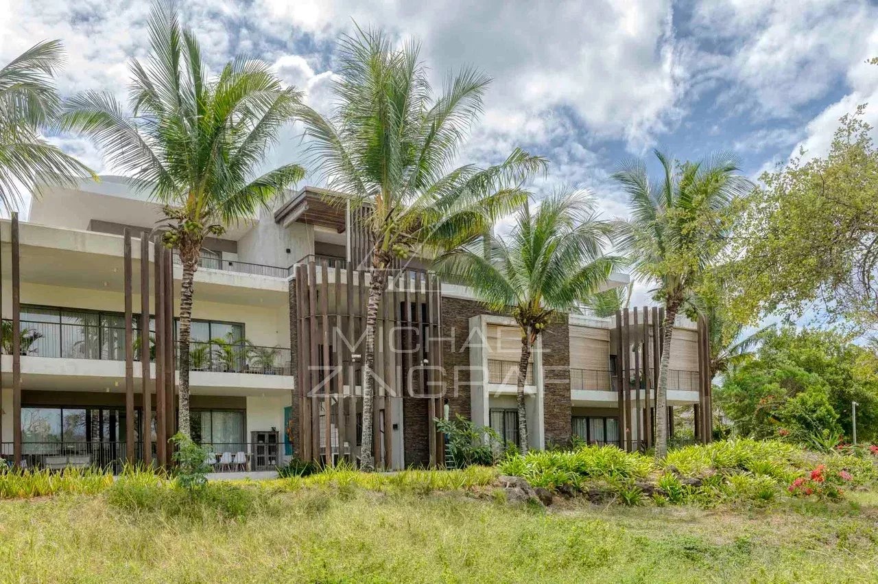 Contemporary penthouse in Mont Choisy Exterior view of a contemporary penthouse with palm trees and garden in Mont Choisy, Grand Baie.