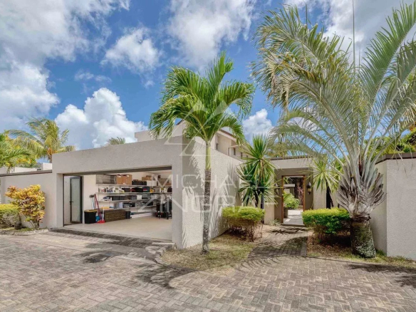 Villa moderne avec jardin à Grand Baie, entourée de palmiers et d'un espace extérieur.