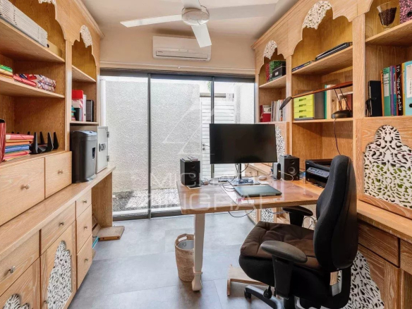 Bureau moderne dans une villa à Grand Baie avec mobilier en bois et vue sur l'extérieur.