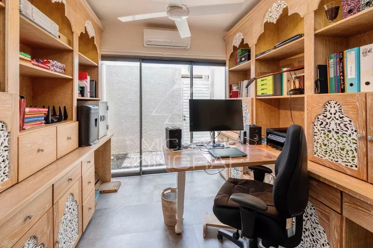 Bureau moderne dans une villa à Grand Baie avec mobilier en bois et vue sur l'extérieur.