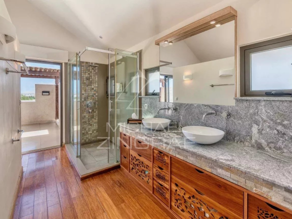 Salle de bain moderne avec douche et double vasque en granit