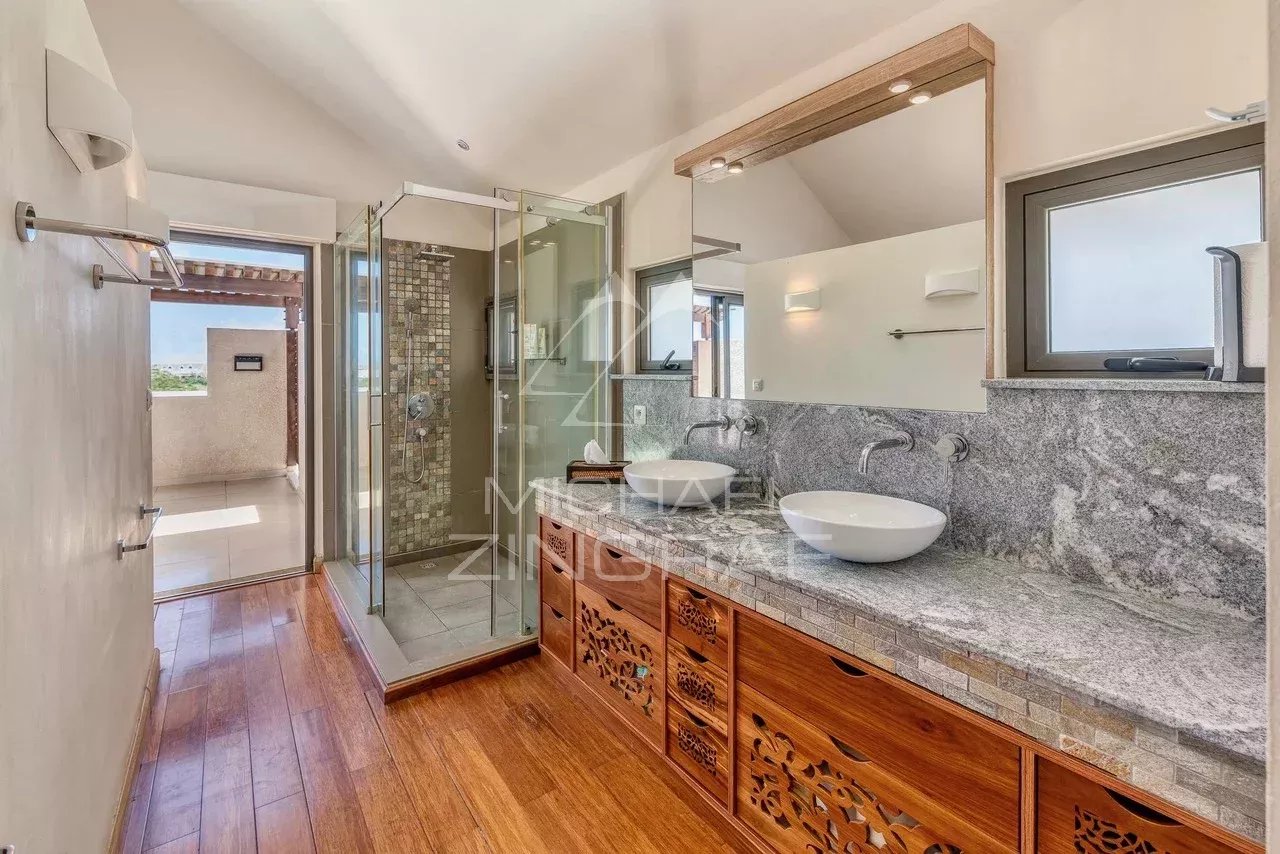 Salle de bain moderne avec douche et double vasque en granit