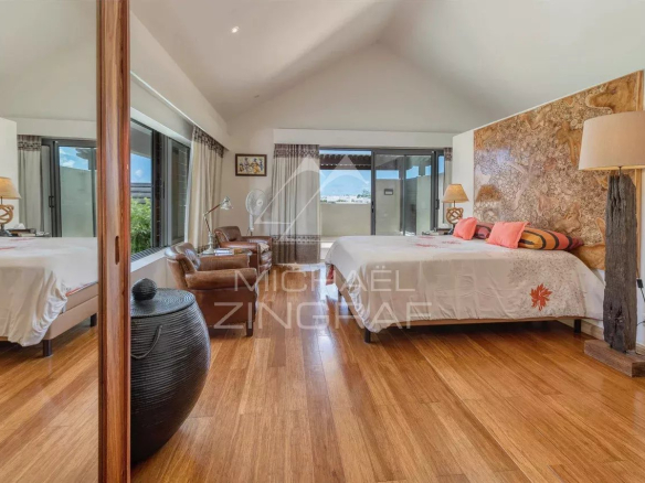 Chambre spacieuse avec lit double et mobilier élégant dans une villa à Grand Baie.
