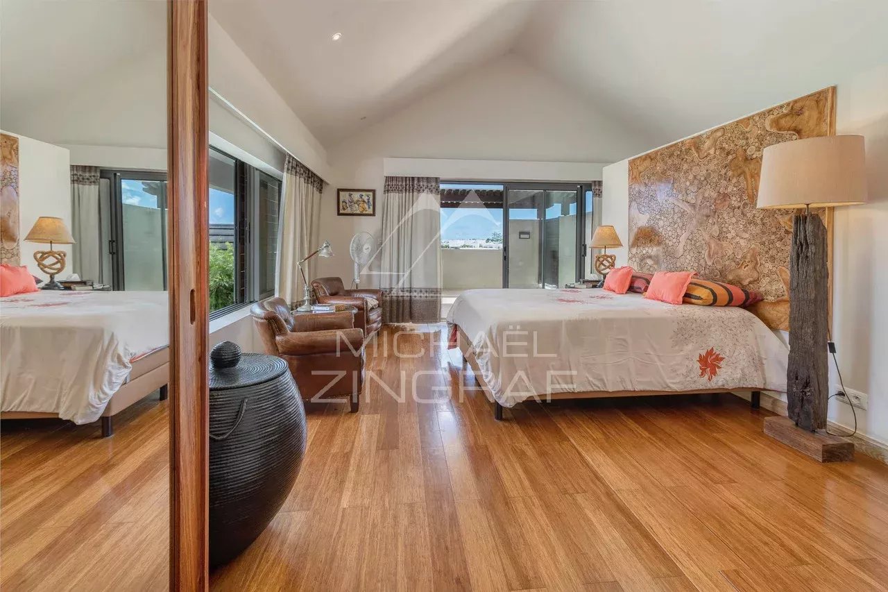 Chambre spacieuse avec lit double et mobilier élégant dans une villa à Grand Baie.