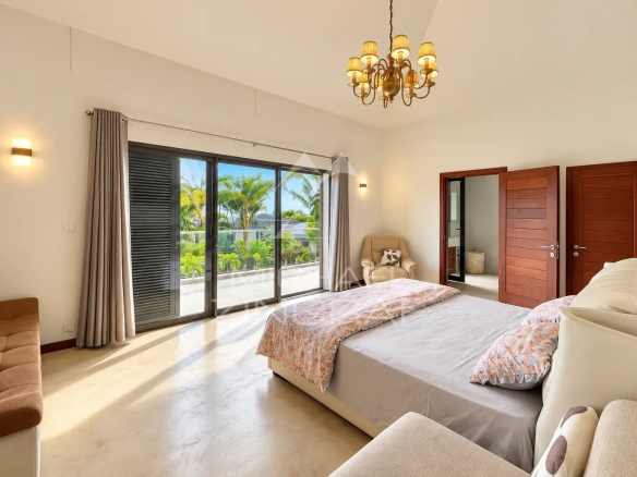 Chambre lumineuse avec vue sur la mer dans une villa à Vieux Grand Port.