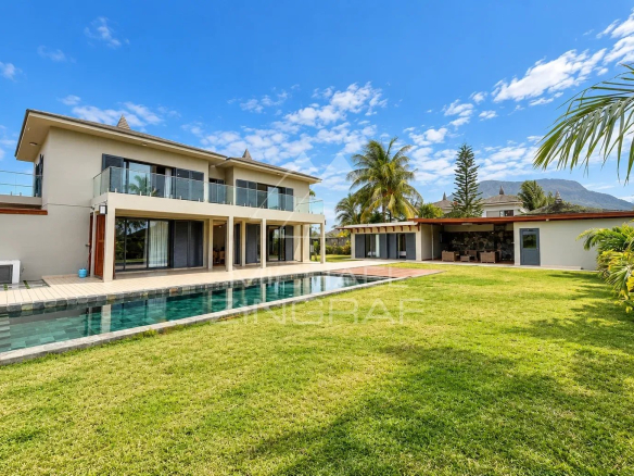 Villa moderne de 4 chambres avec piscine et jardin à Vieux Grand Port.
