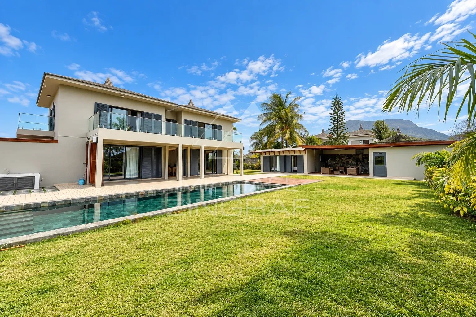 Villa élégante à Vieux Grand Port Villa moderne de 4 chambres avec piscine et jardin à Vieux Grand Port.