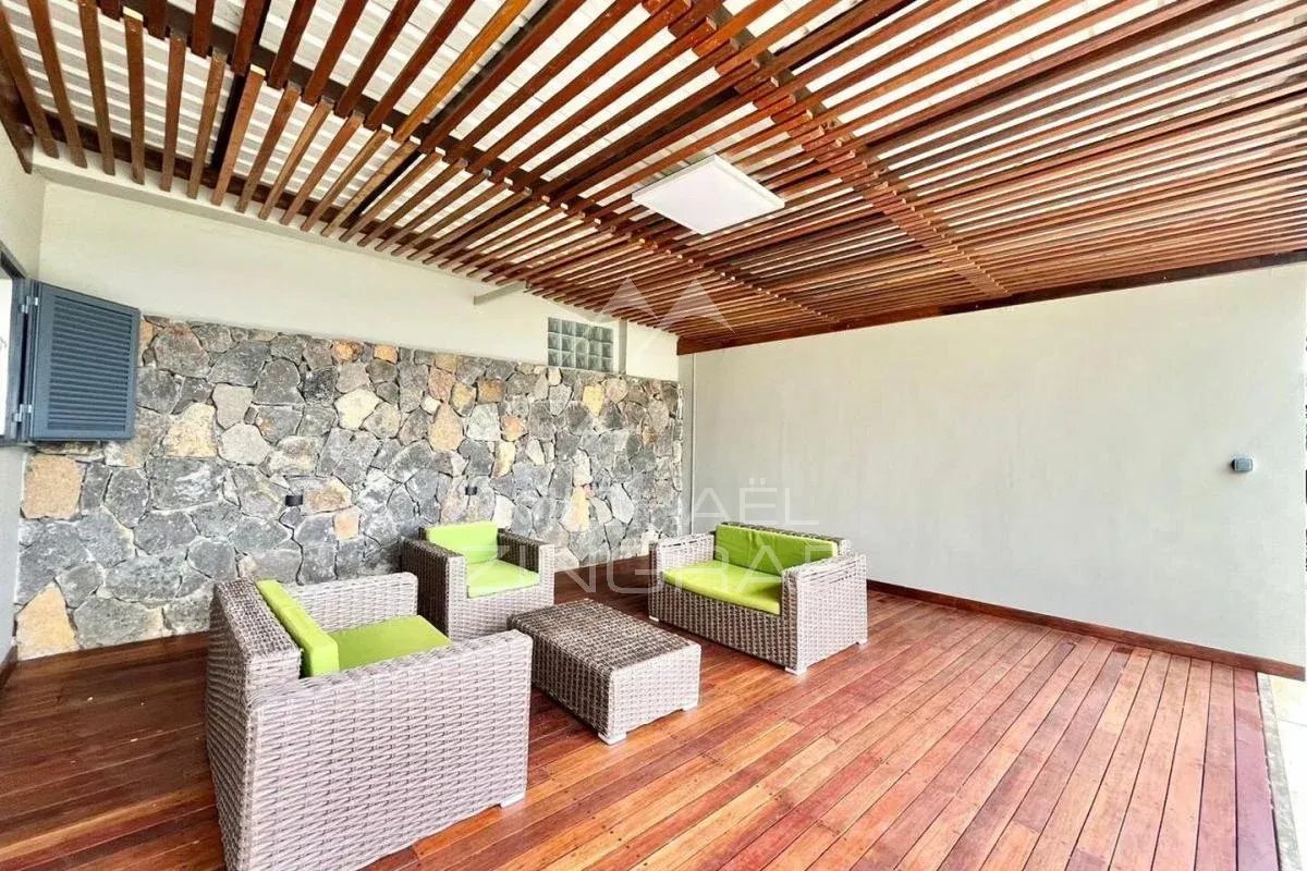 Terrasse de villa à Vieux Grand Port Terrasse en bois avec mobilier en rotin dans une villa élégante à Vieux Grand Port.