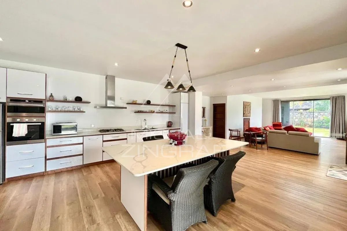 Intérieur d’une villa à Vieux Grand Port Intérieur d'une villa moderne avec cuisine ouverte et salon lumineux.