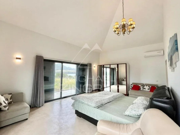 Chambre spacieuse et lumineuse dans une villa élégante à Vieux Grand Port.