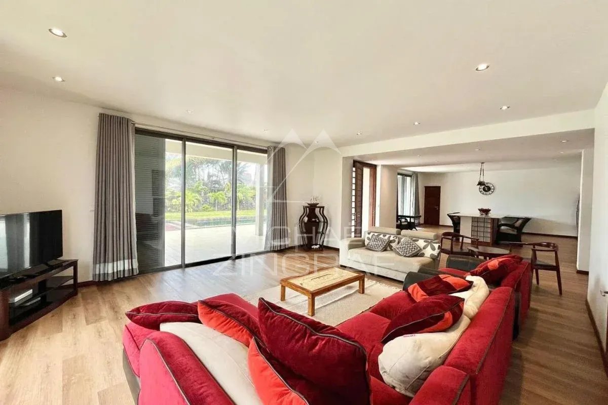 Intérieur d’une villa à Vieux Grand Port Intérieur d'une villa élégante avec salon spacieux et lumineux, vue sur le jardin.
