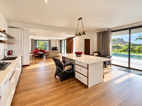 Intérieur d'une villa moderne avec cuisine ouverte et espace de vie lumineux à Vieux Grand Port.