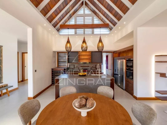 Intérieur d'une villa contemporaine à Grand Baie, avec cuisine moderne et salle à manger.