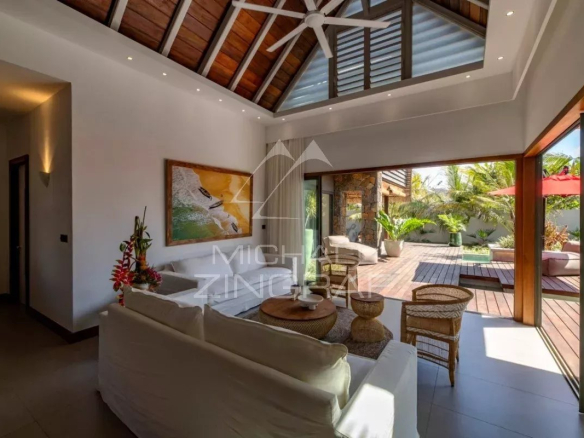 Intérieur d'une villa contemporaine à Grand Baie, île Maurice, avec salon lumineux et accès au jardin.