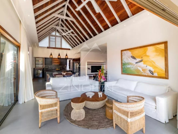 Intérieur d'une villa contemporaine avec salon lumineux et décoration moderne à Grand Baie, Île Maurice.
