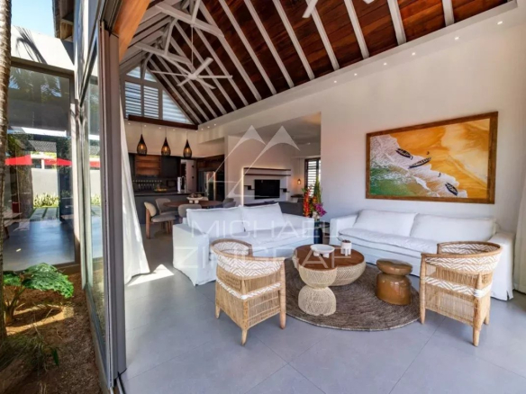 Intérieur d'une villa contemporaine avec salon lumineux et décoration moderne à Grand Baie, Île Maurice.