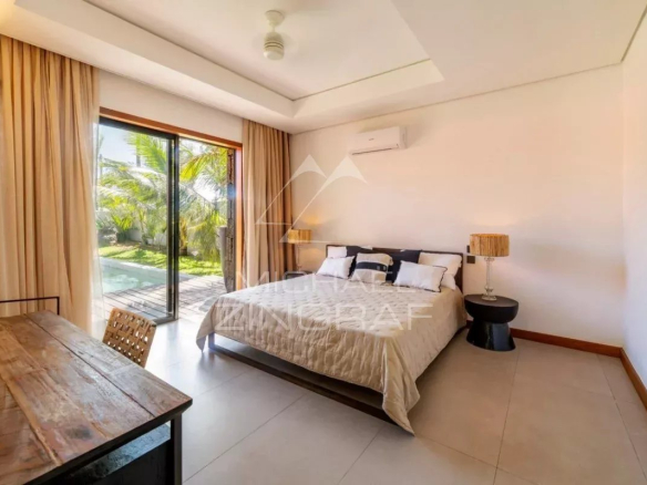 Chambre d'une villa contemporaine à Grand Baie, Île Maurice, avec vue sur le jardin.