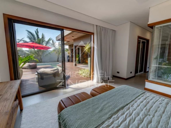 Chambre d'une villa contemporaine avec accès à un jardin privé à Grand Baie, Île Maurice.