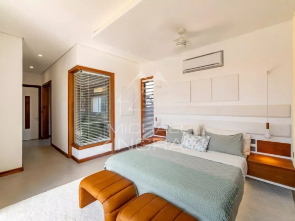 Chambre moderne d'une villa contemporaine à Grand Baie, île Maurice, avec lit et décoration élégante.