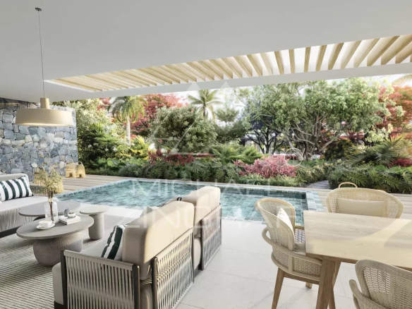 Terrasse d'un appartement moderne avec piscine et jardin tropical à Balaclava.