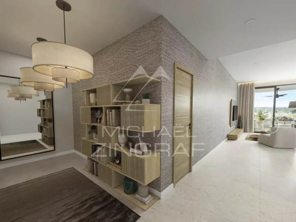 Intérieur d'un appartement moderne avec un couloir, des étagères et un salon lumineux.