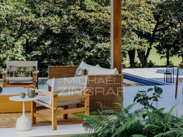 Terrasse de la Villa Vacoas avec mobilier en bois et verdure environnante à Bel Ombre.