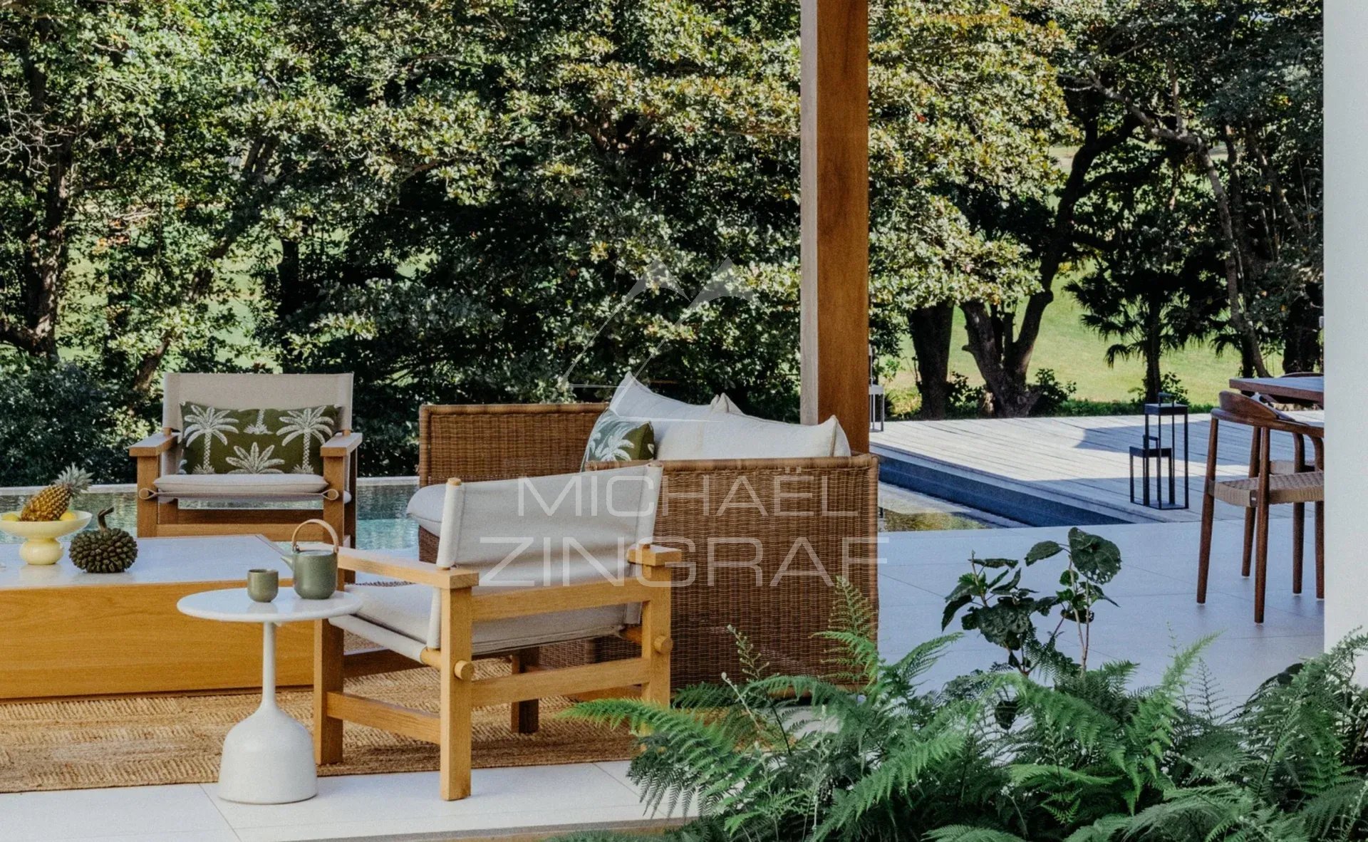 Terrasse de la Villa Vacoas Terrasse de la Villa Vacoas avec mobilier en bois et verdure environnante à Bel Ombre.