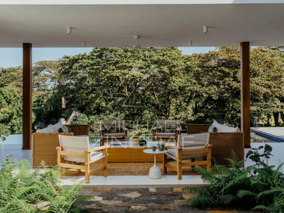 Terrasse de la Villa Vacoas avec mobilier en bois et vue sur la nature environnante à Bel Ombre.