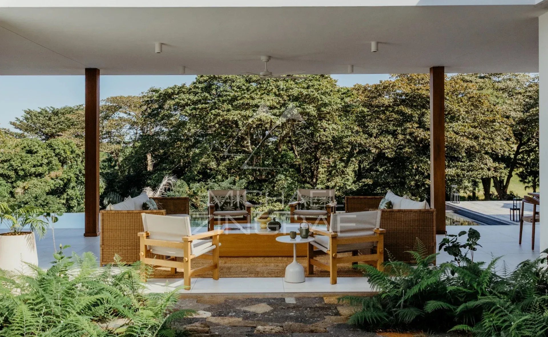 Terrasse de la Villa Vacoas Terrasse de la Villa Vacoas avec mobilier en bois et vue sur la nature environnante à Bel Ombre.