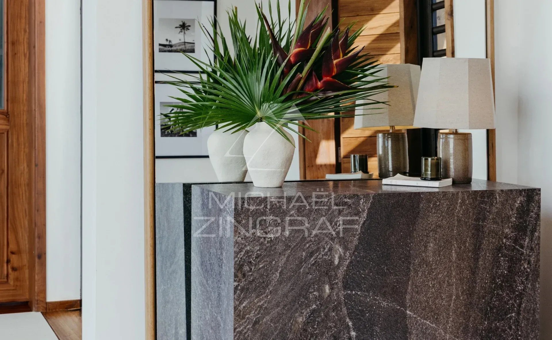 Intérieur de la Villa Vacoas Intérieur de la Villa Vacoas avec un meuble en pierre, des plantes et des lampes décoratives.