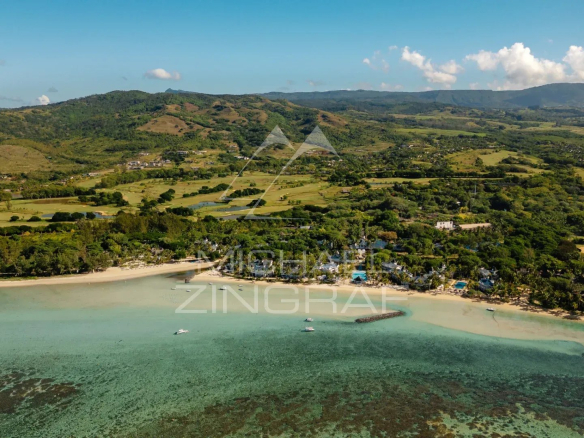 Vue aérienne de la plage et des collines à Bel Ombre, île Maurice.