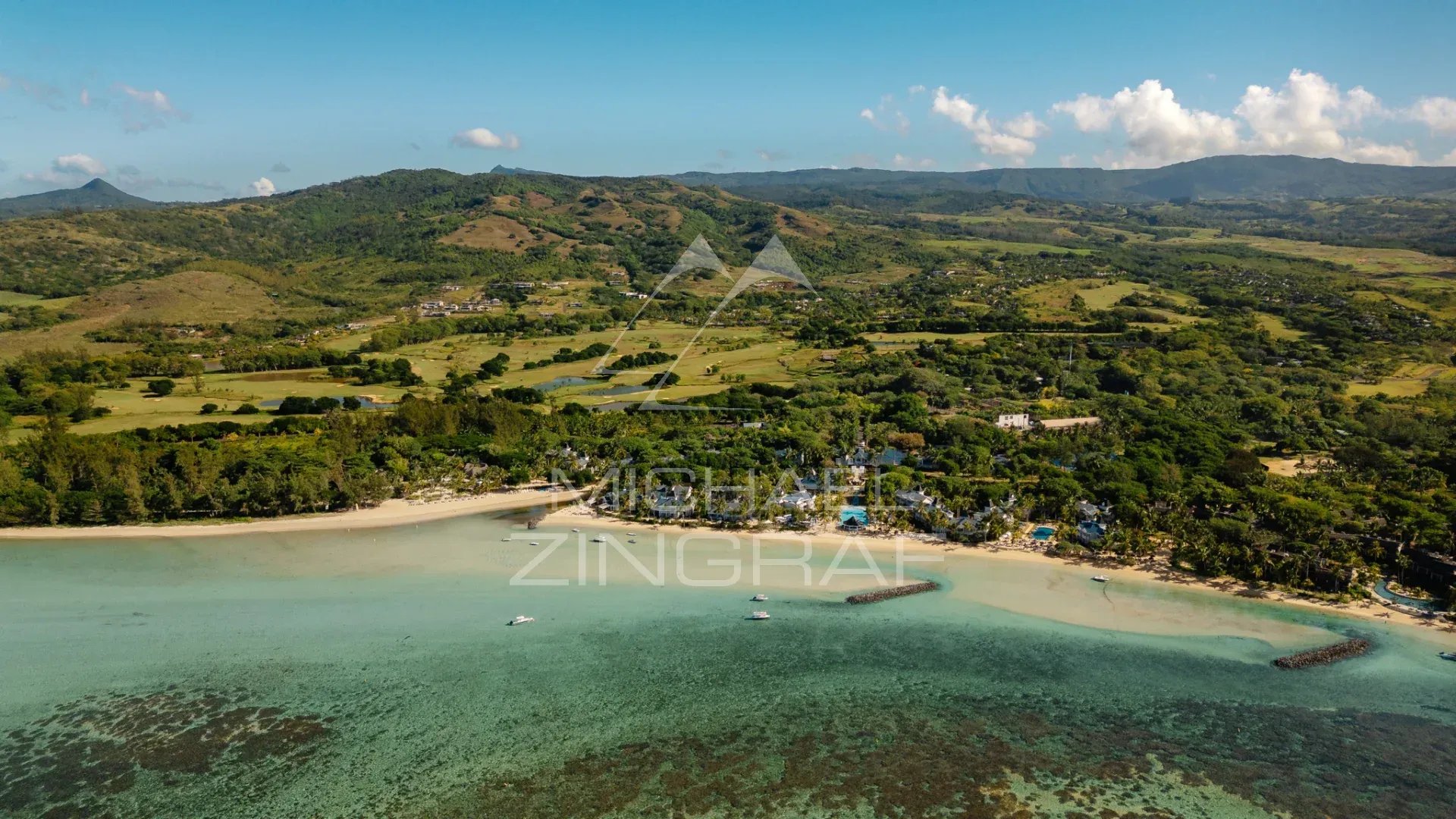 Vue aérienne de Bel Ombre Vue aérienne de la plage et des collines à Bel Ombre, île Maurice.