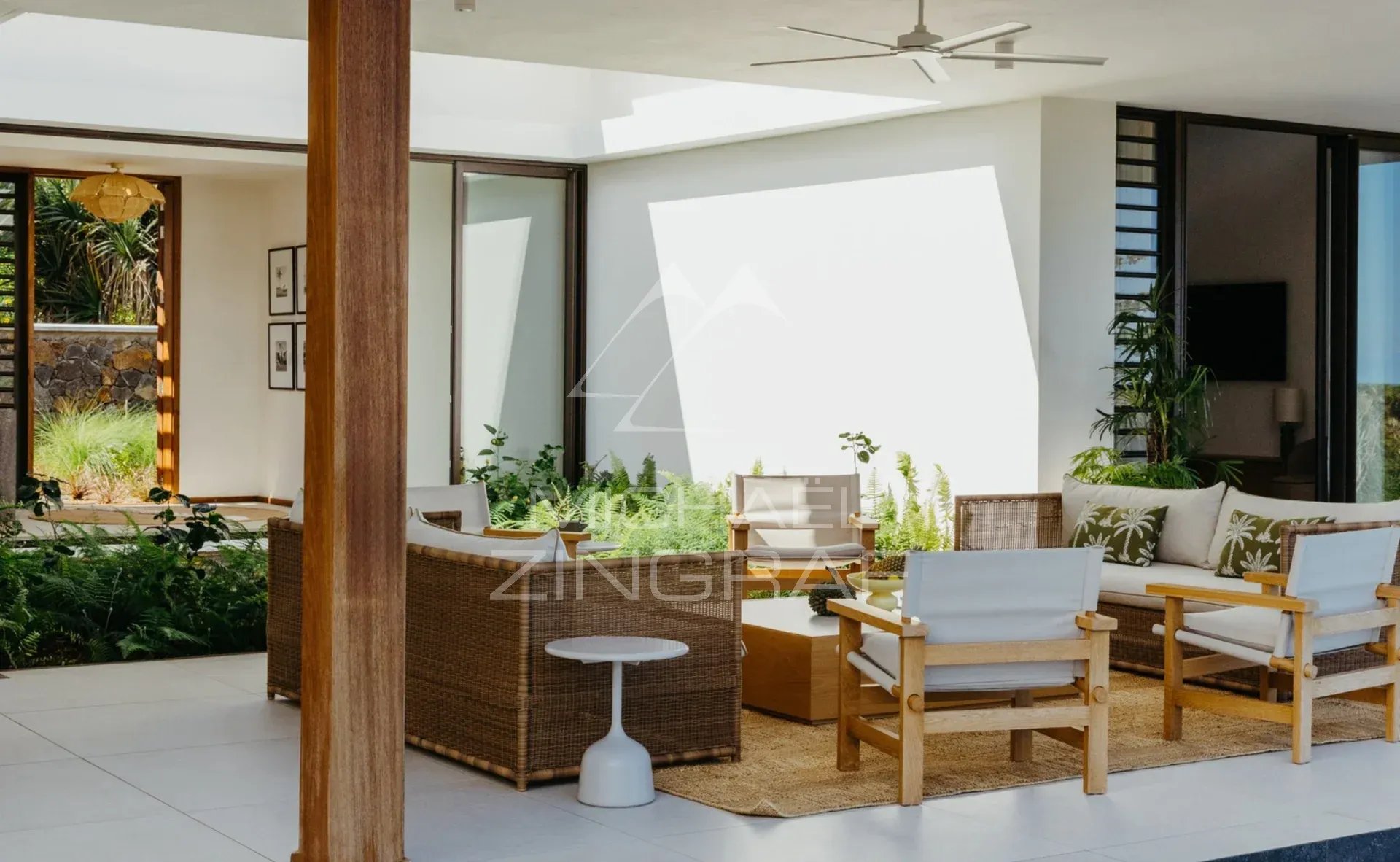 Intérieur de la Villa Vacoas Intérieur de la Villa Vacoas à Bel Ombre, avec mobilier en osier et plantes décoratives.