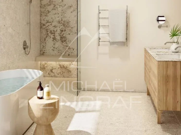 Salle de bain moderne avec baignoire, lavabo et décoration en bois et pierre.