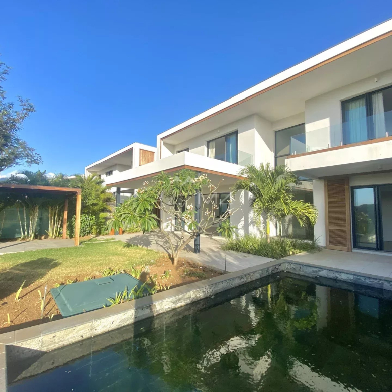 Sumptuous villa in a calm and green setting
