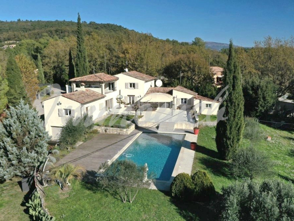 VILLA DE 300 M² AVEC 4 CHAMBRES TERRAIN DE 5000 M²