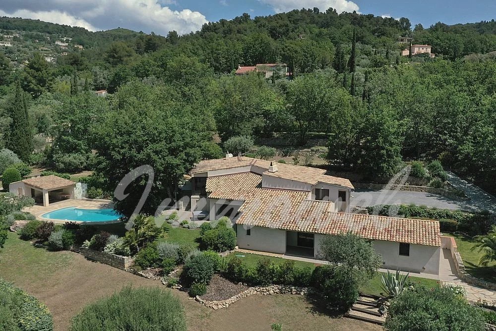 DOMAINE DE TERRE BLANCHE TOURRETTES – BELLE VILLA DE 420 M² TERRAIN 4253 M²