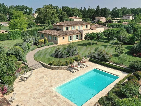 Near village, beautiful villa of 326 m² with 5 bedrooms