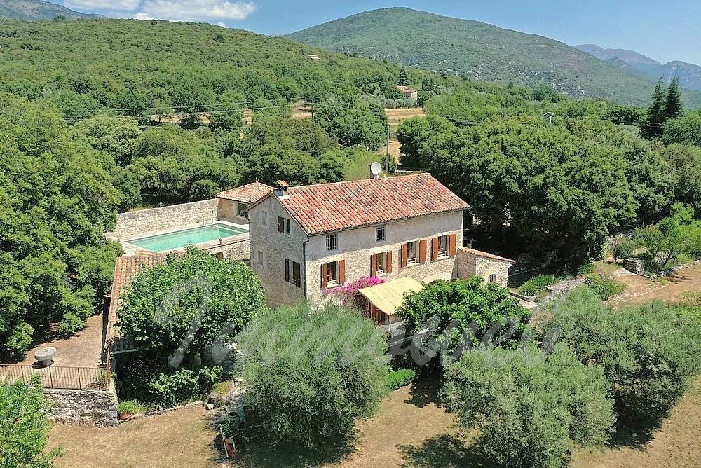 VILLA DE 300 M² AVEC 4 CHAMBRES TERRAIN DE 5000 M²