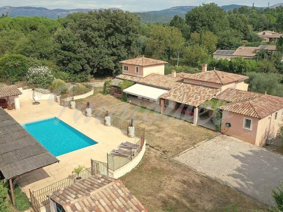 Proche village Villa de 237 m² avec appartements indépendants