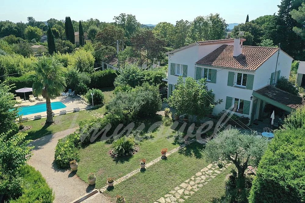 Near village, beautiful villa of 250 m² with 4 bedrooms