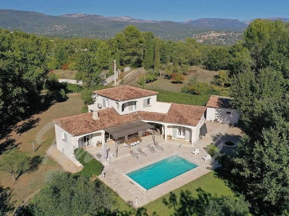 Close to amenities. Beautiful 200 m² villa with 5 bedrooms