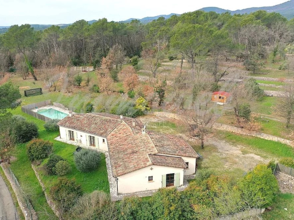 Belle villa de plain-pied de 180 m² terrain 1.2 hectare