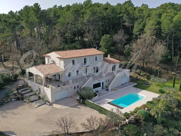 Vue panoramique sur les villages Belle villa de 270 m² avec 5 chambres