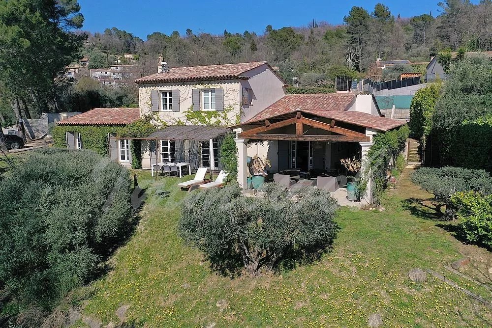 Vue panoramique sur les villages Belle villa de 270 m² avec 5 chambres