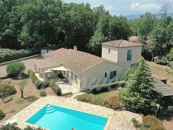 Bagnols en Foret – Villa 4 chambres avec piscine 145 m² terrain 2000 m²