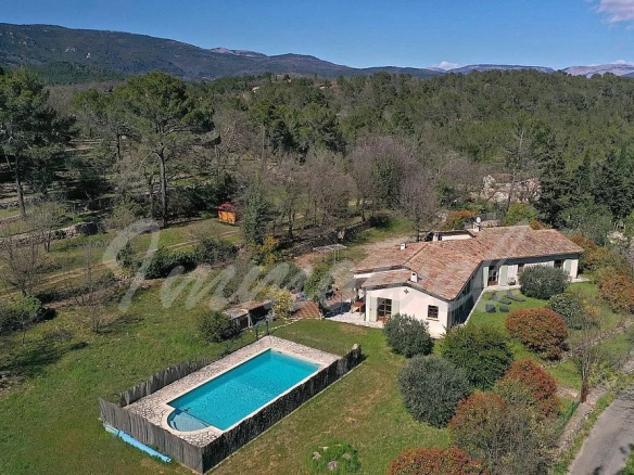 Belle villa de plain-pied de 180 m² terrain 1.2 hectare