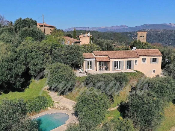 Tanneron – Villa de plain-pied avec vue panoramique, piscine et oliveraie