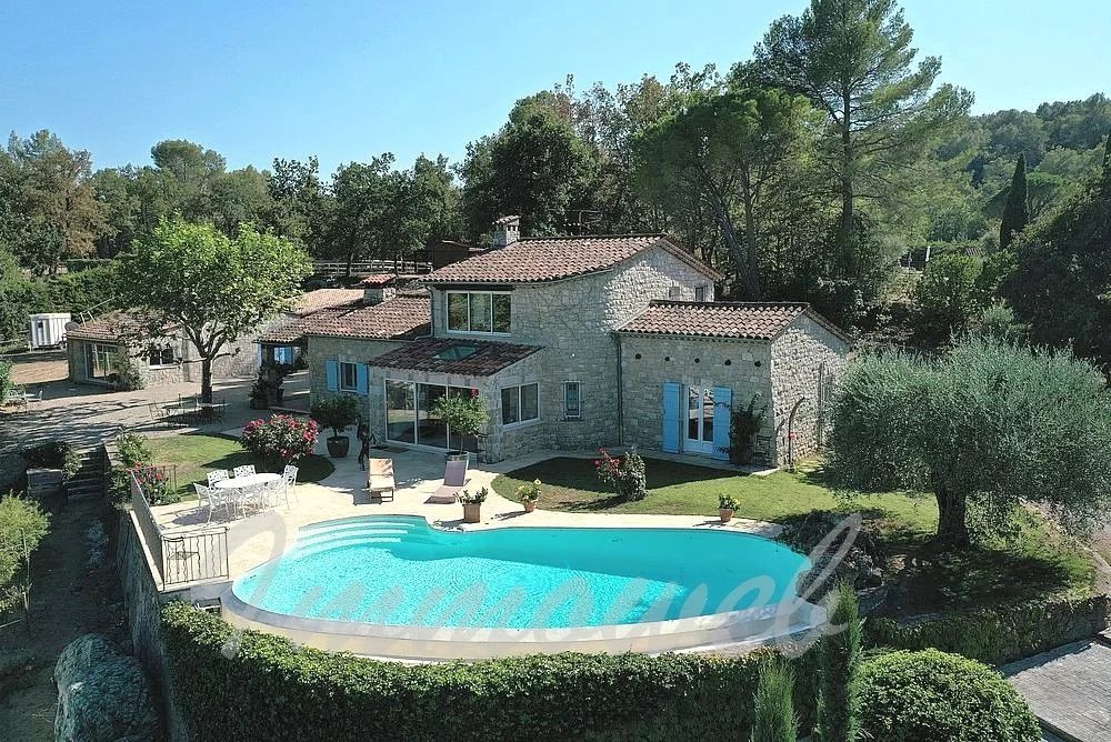 Villa contemporaine avec piscine et vue panoramique – Bagnols-en-Forêt – Domaine privé sécurisé