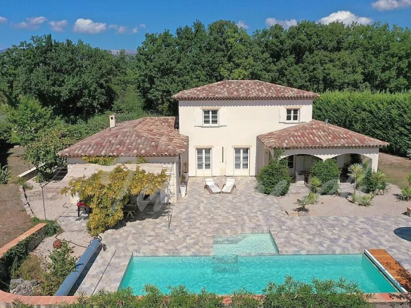 Callian – Superbe villa d’environ 250 m² avec 4 chambres et piscine